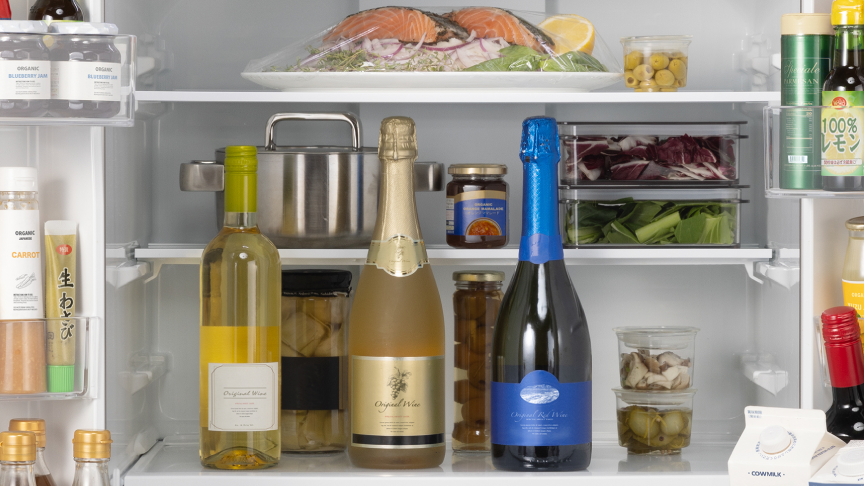 3段目のトレイを奥にスライドさせると、背の高いボトルも置ける。