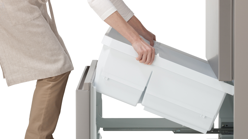 画像：野菜室のケースを取り出している女性