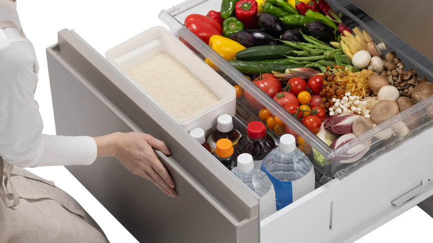 画像：片手で野菜室を引き出している女性