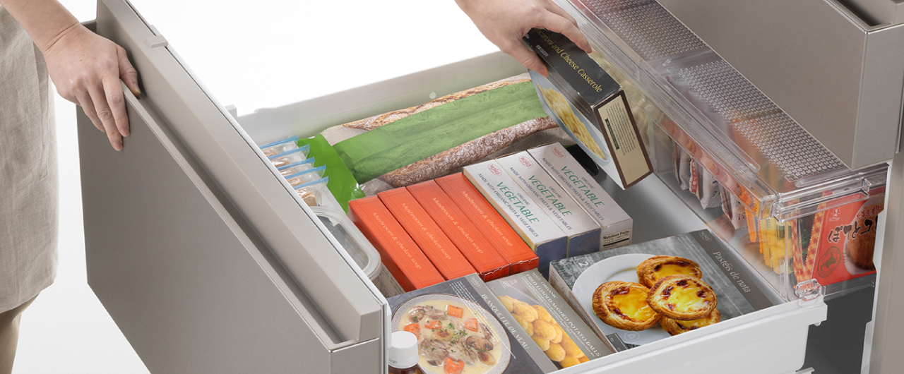 画像：冷凍室を引き出しているイメージ