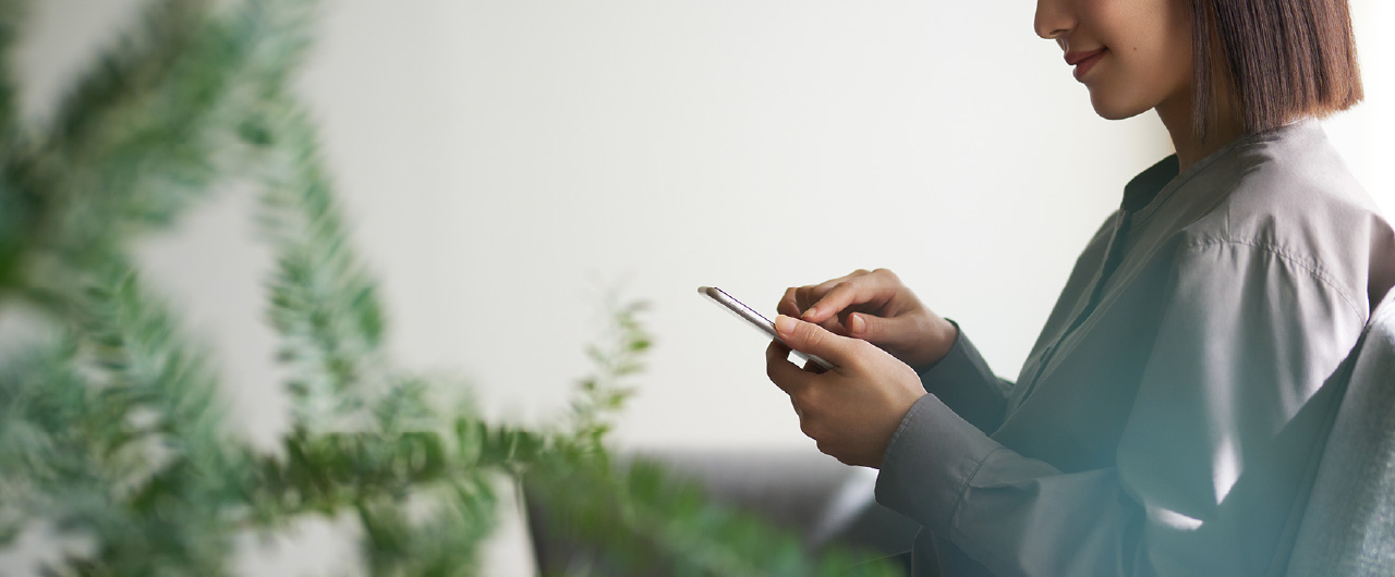 画像：スマホを操作している女性