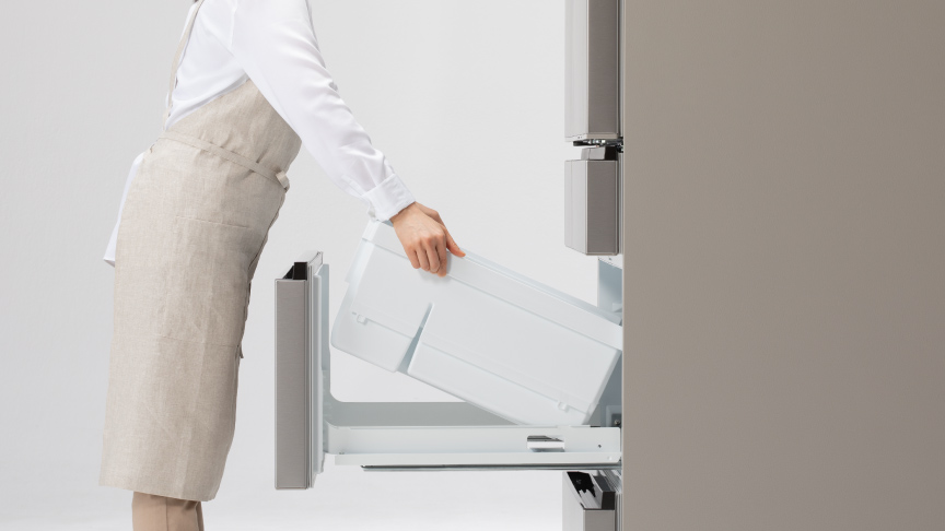 冷蔵庫から野菜室のケースを取り外している