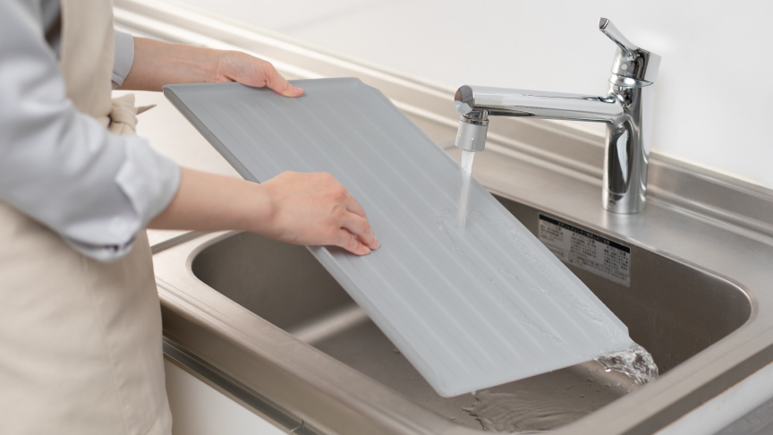 野菜室のトレイを取り外し洗っている