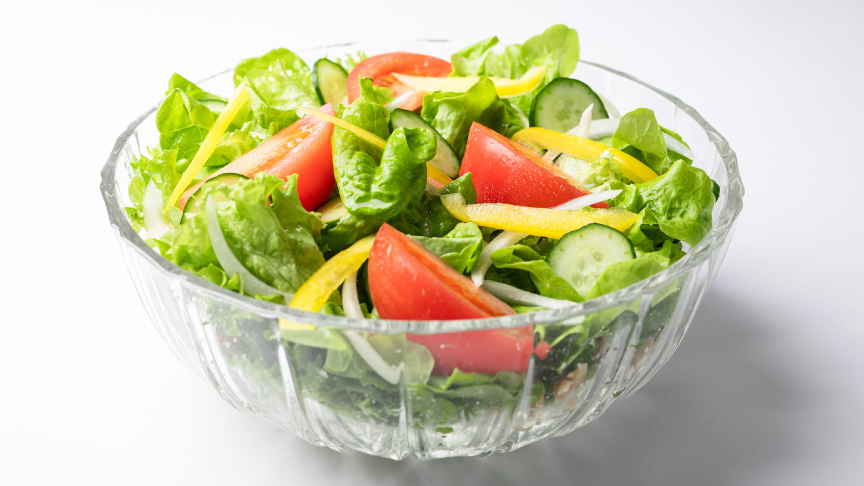 画像：サラダが器に入れられているイメージ