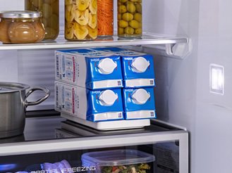 冷蔵庫内に置いた重量検知プレートの上に、牛乳を4本載せている画像です。