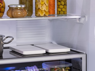 冷蔵庫内に重量検知プレートを2枚並べて置いている画像です。