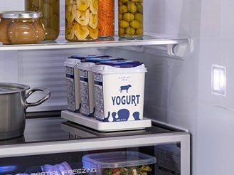 冷蔵庫内に置いた重量検知プレートの上に、ヨーグルトを3パック載せている画像です。