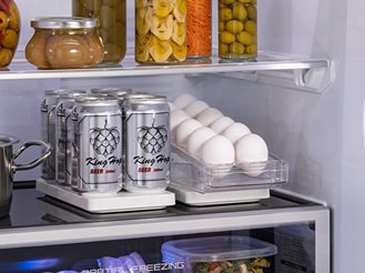 冷蔵庫内に置いた重量検知プレート2枚の上に、それぞれ缶ビール6本と、卵ケースに入った卵10個を載せている画像です。
