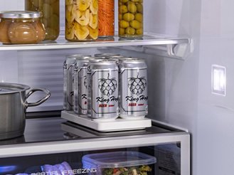 冷蔵庫内に置いた重量検知プレートの上に、缶ビールを6本載せている画像です。