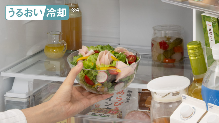 冷蔵室にラップなしでサラダを入れるイメージ