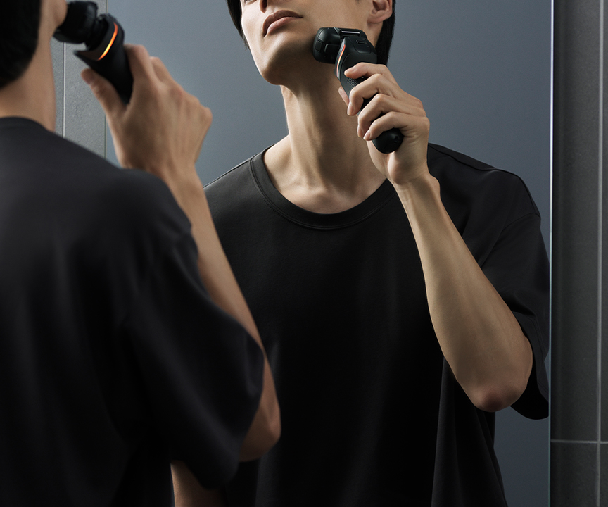 写真：鏡を見ながら、顎にラムダッシュPROを使用している様子