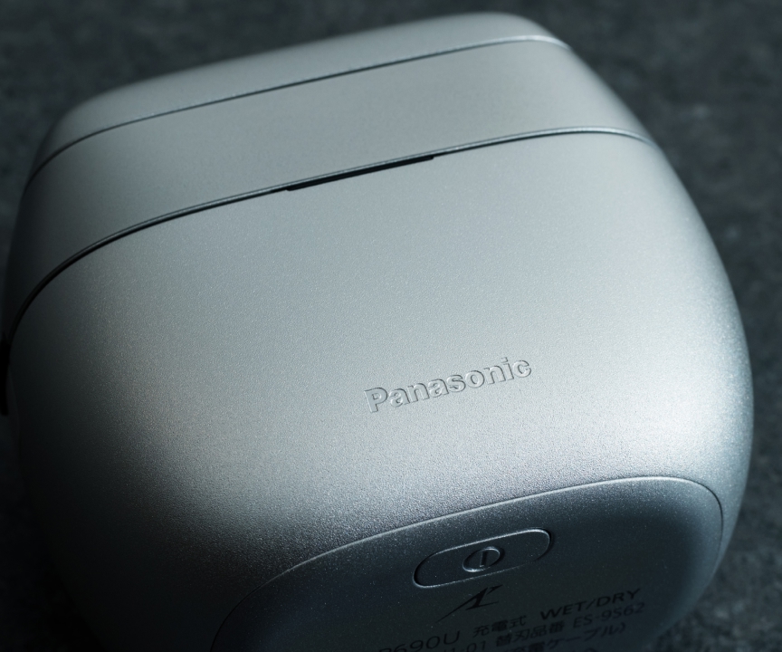 写真：ラムダッシュ パームインPRO 6枚刃 METAL EDITIONのボディ