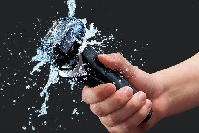 写真：ラムダッシュPROを本体まるごと水洗いしている様子