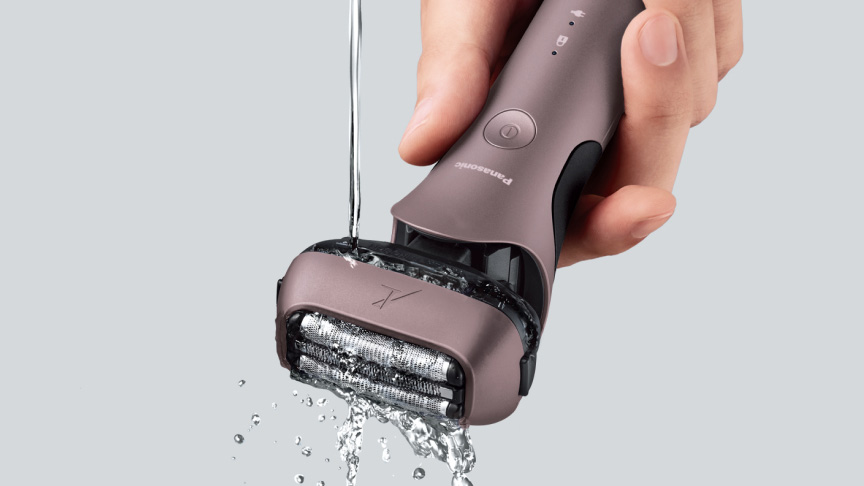 写真：ラムダッシュ3枚刃のヘッド部分に水をかけて洗っている様子