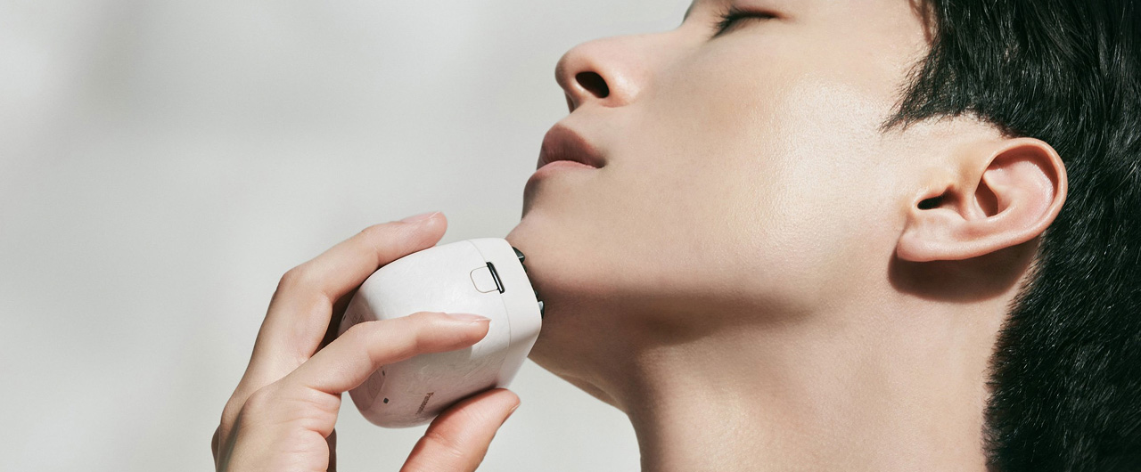 写真：ラムダッシュ パームインを顎にあてている様子