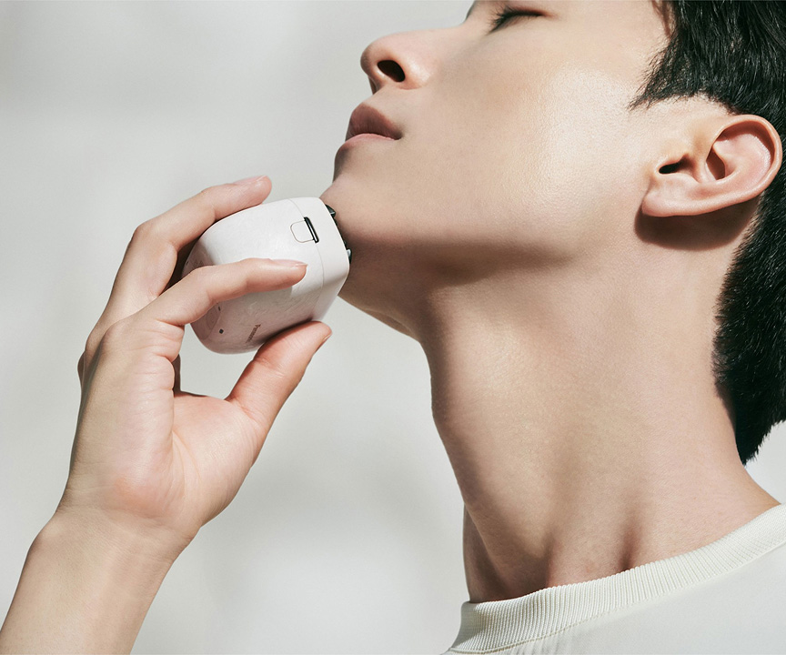 写真：ラムダッシュ パームインを顎にあてている様子