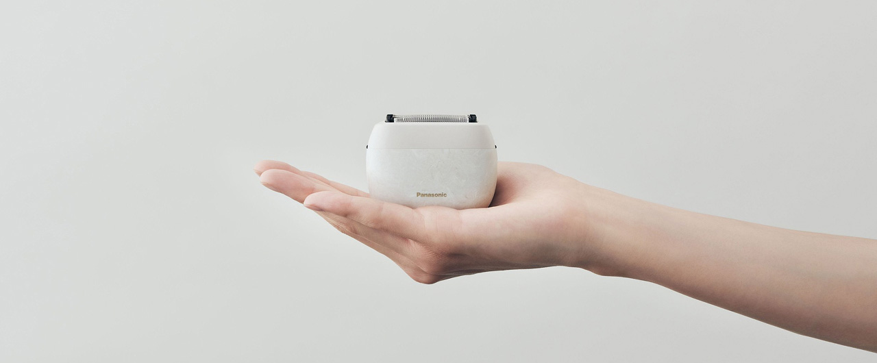 写真：ラムダッシュパームインを手のひらに乗せている様子