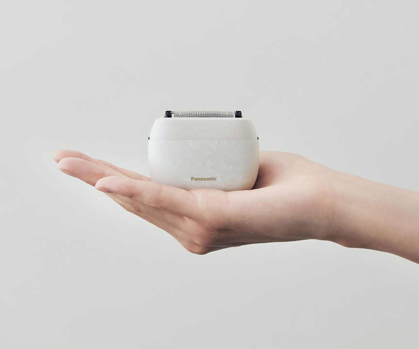 写真：ラムダッシュパームインを手のひらに乗せている様子