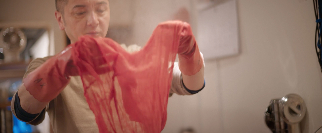 写真：染色をしている様子