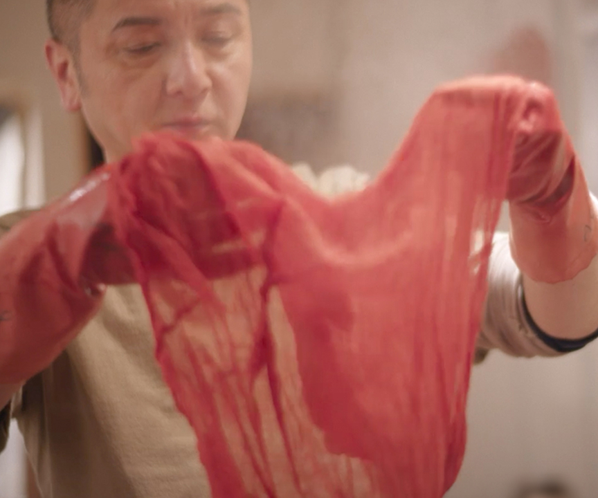 写真：染色をしている様子