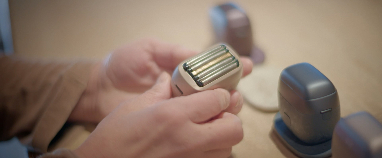 写真：ES-PV70を手に持っている様子