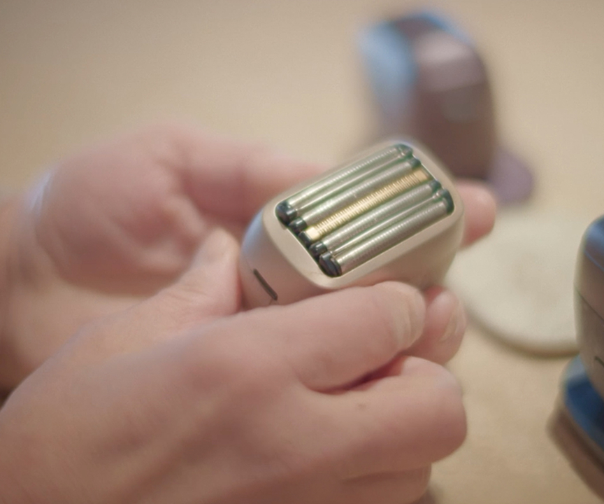 写真：ES-PV70を手に持っている様子