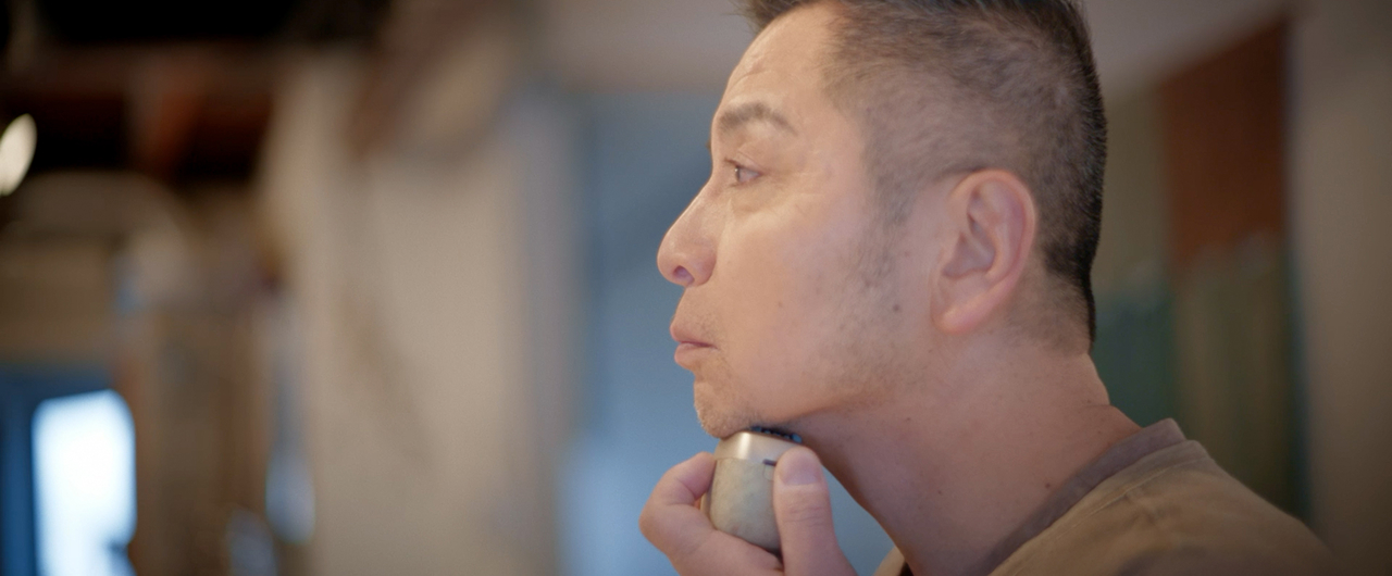 写真：青木正明さんがES-PV70を使用している様子