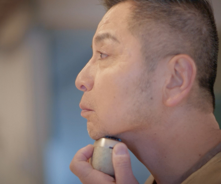 写真：青木正明さんがES-PV70を使用している様子