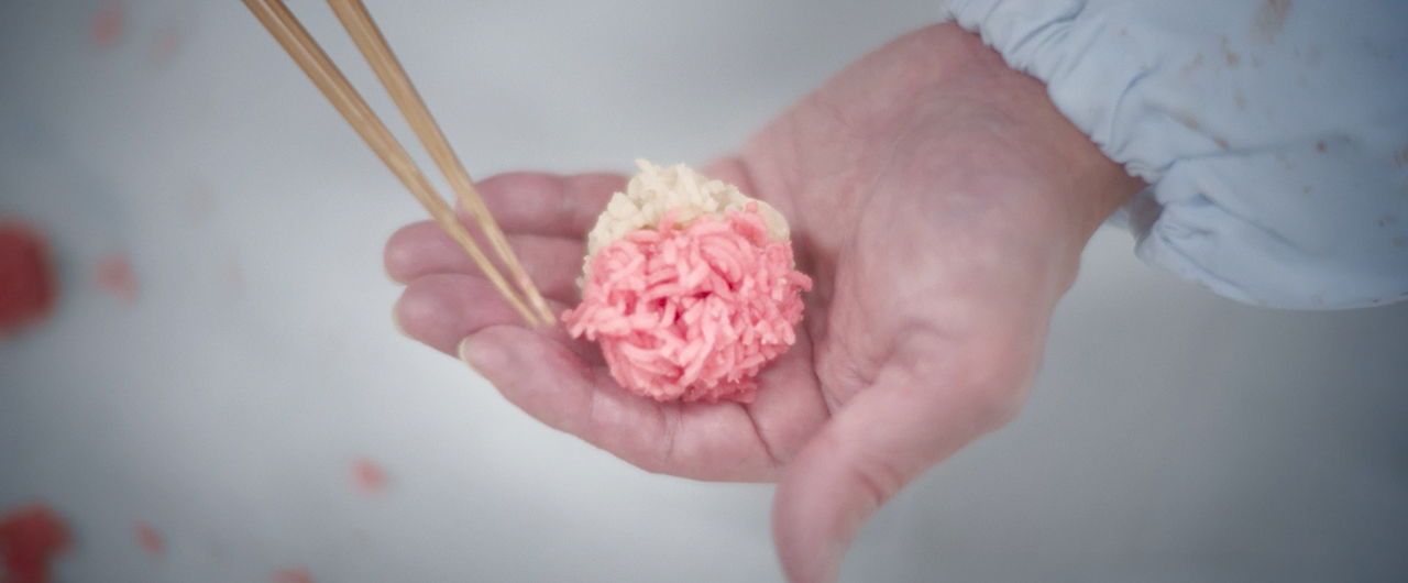 写真：和菓子を作る様子