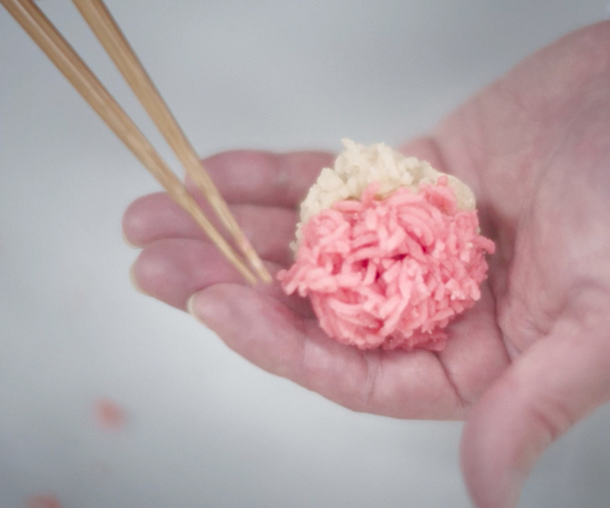 写真：和菓子を作る様子