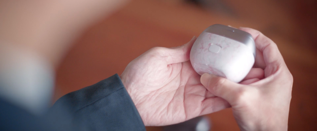 写真：ES-PV70を手に持っている様子