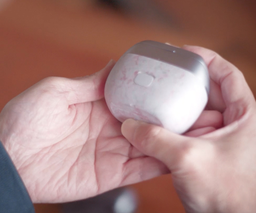 写真：ES-PV70を手に持っている様子