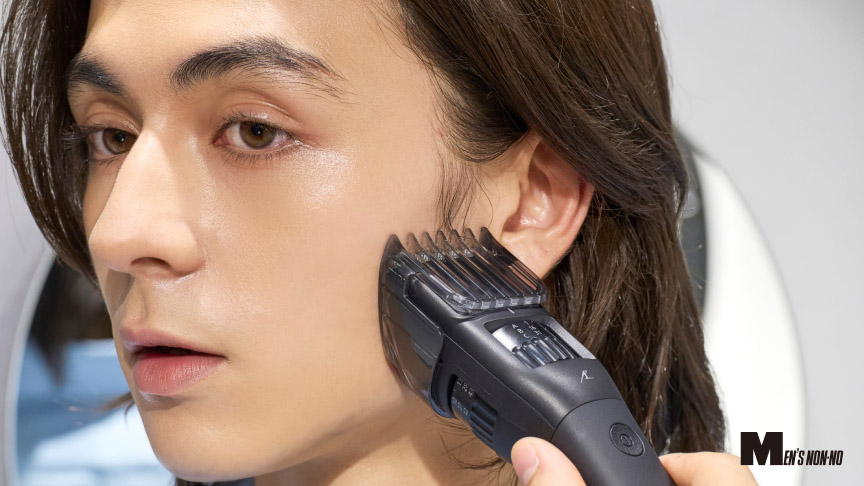 写真：顔まわりの髪を整えている様子 MEN'S NON-NO