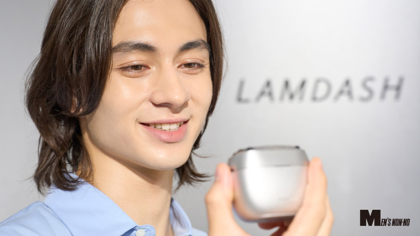 写真：松岡光さんが、シェーバーを手に持ち、製品を見ている様子