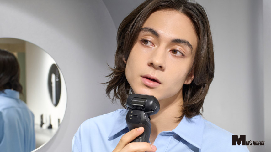 写真：電動シェーバーをあごに当てて使用している様子 MEN'S NON-NO