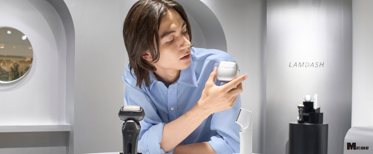写真：シェーバーを手に持ちながら製品を見ている様子 MEN'S NON-NO