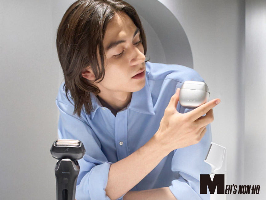 写真：シェーバーを手に持ちながら製品を見ている様子 MEN'S NON-NO