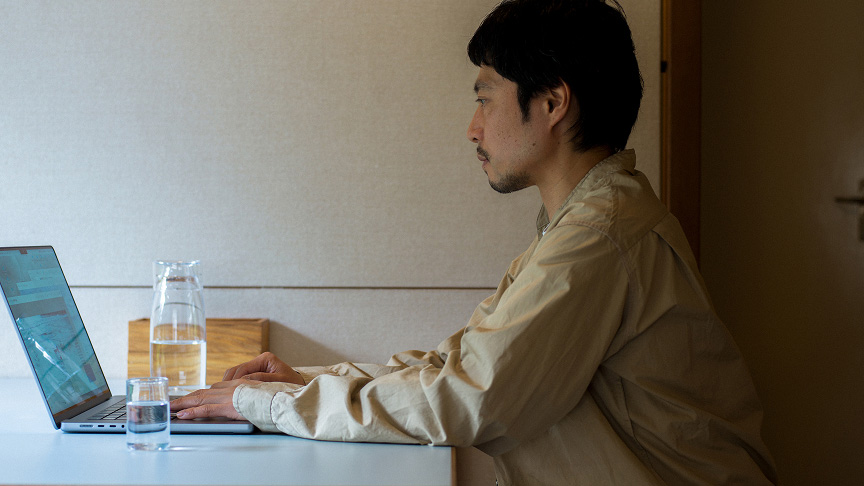 PCで作業をする三部さん