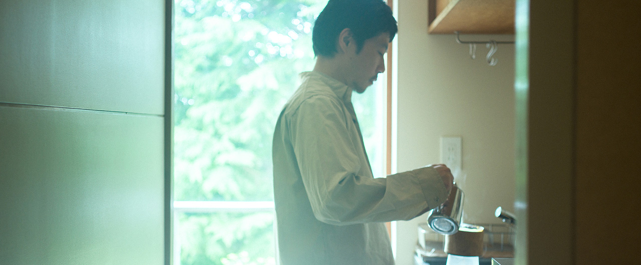 コーヒーを淹れる三部さん