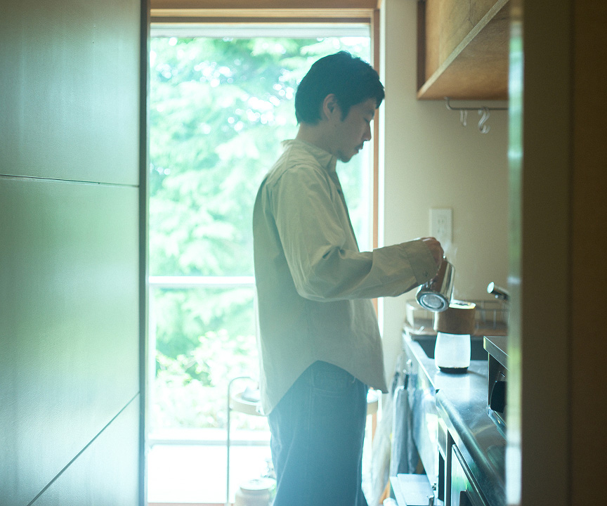 コーヒーを淹れる三部さん