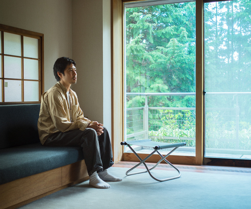 ソファでくつろぐ三部さん