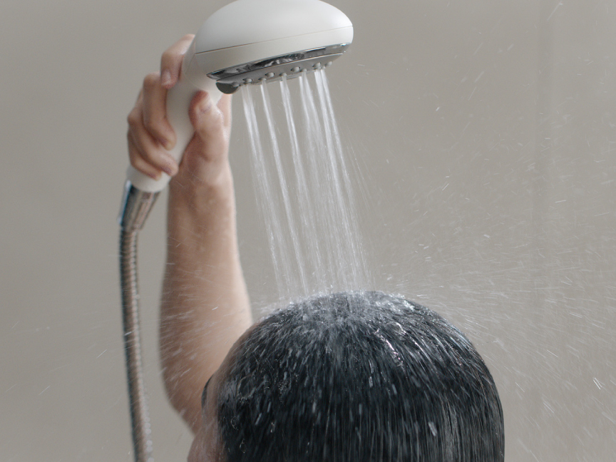 シャンプー前の予洗いのイメージ