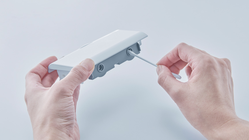 写真：給水タンクを掃除する様子