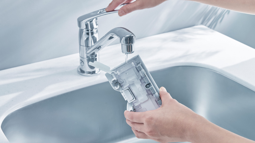 写真：給水タンクに水を入れる様子