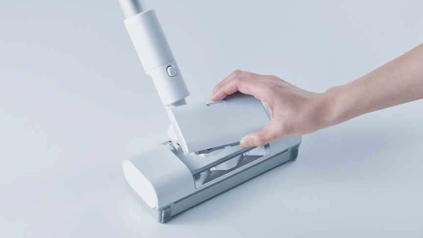 写真：給水タンクを取り外す様子