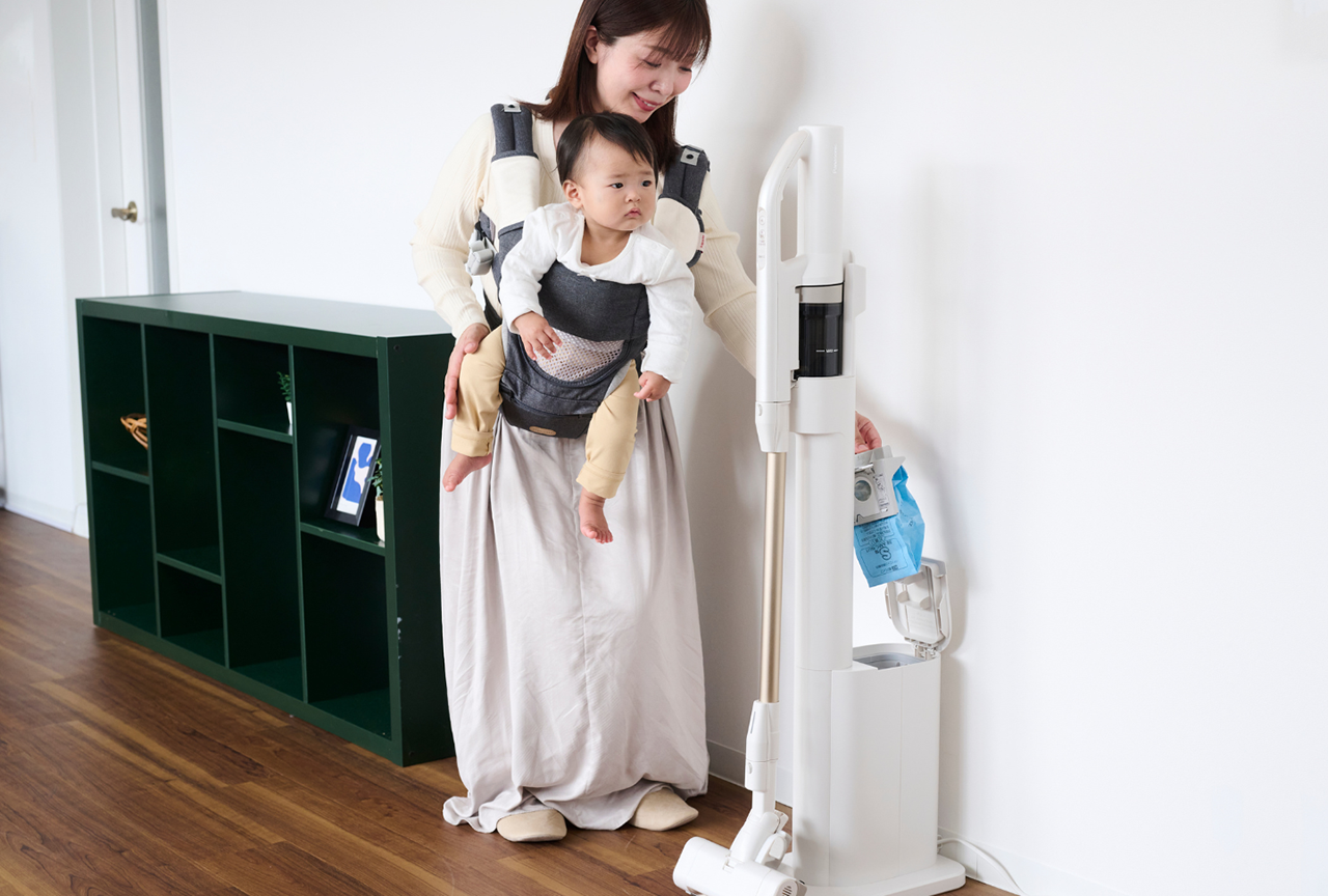 クリーンドックから紙パックを取り出す様子（濱正直子さん はのんちゃん）