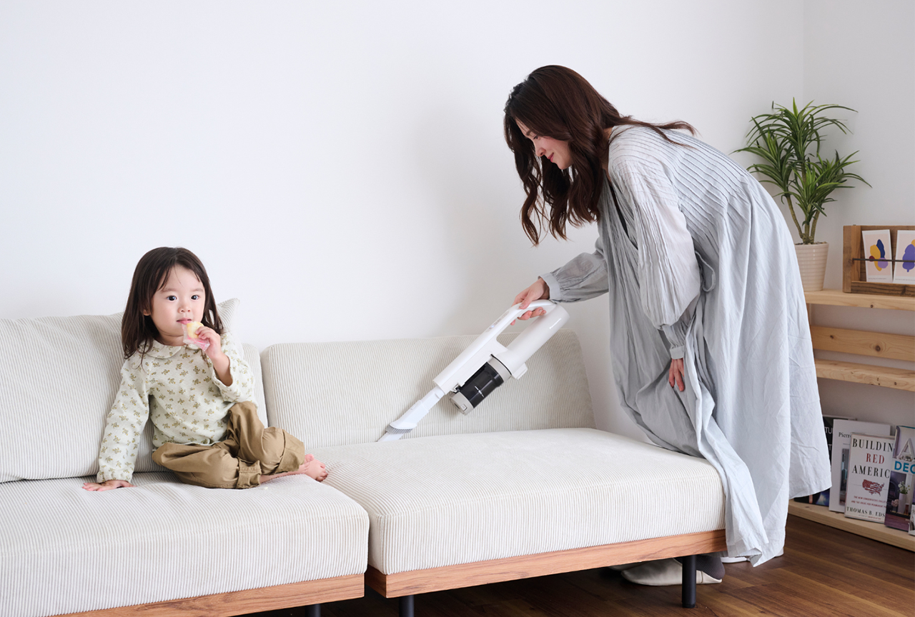 ハンディでソファを掃除する様子（NAMIさん になちゃん）