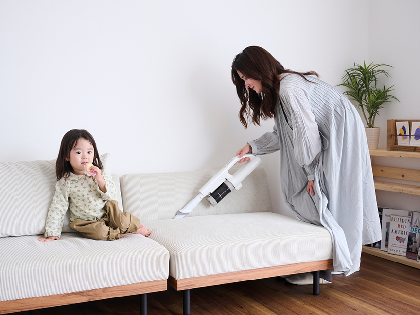 ハンディでソファを掃除する様子（NAMIさん になちゃん）