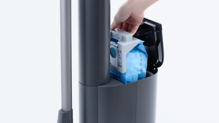 紙パックを片手で取り出している様子