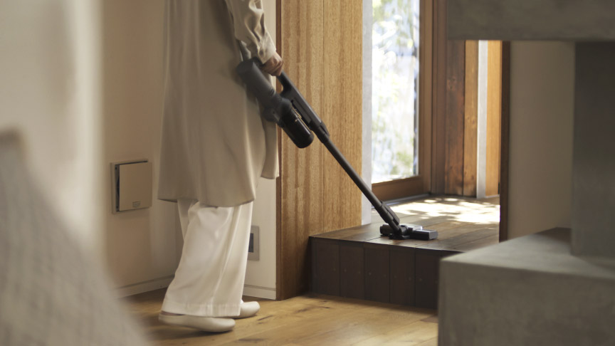 階段など、持ち上げて掃除しているイメージ